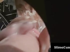 Офісна робітниця наповнює свій рот фейкової спермою в туалеті